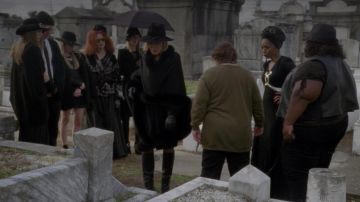 Abrigo negro de Fiona Goode (Jessica Lange) en American Horror Story Assembly / Coven S03E11