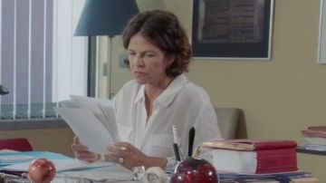 La blusa blanca de Laurence (Charlotte Valandrey) en Tomorrow Belongs to Us - Episodio 289