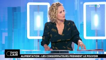 El atuendo de estampado de leopardo dorado de Caroline Roux sobre un fondo negro en C dans l'air el 28 de septiembre de 2018