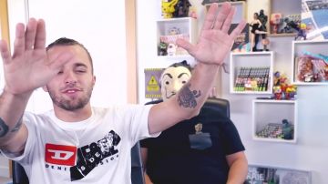 Le t-shirt porté par Squeezie dans sa vidéo "On essaye des objets « FARCES ET ATTRAPES »" (feat. McFly & Carlito)