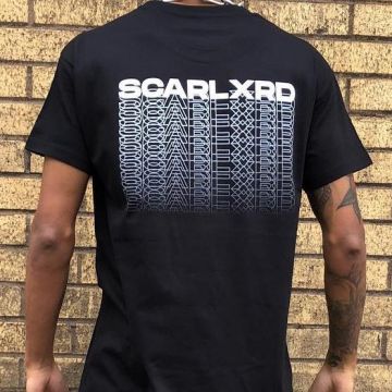 Camiseta negra usada por Scarlxrd en su cuenta de Instagram @scarlxrd