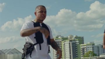 Arnés táctico negro usado por Luciano como se ve en el video musical de Moneygram