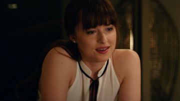 Le débardeur blanc fluide avec noeud noir d'Anastasia Steele (Dakota Johnson) dans Cinquante nuances plus claires