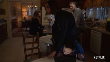 Pantalon beige porté par Casey Gardner (Brigette Lundy-Paine) dans les tenues de la série télévisée Atypical (S02E01)