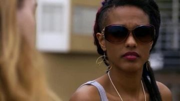 The earrings Amanita Caplan (Freema Ageman) in Sense8 S02E01