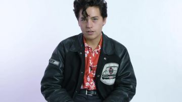 Veste noire avec "Geoff" et la Voiture de Patch de Cole Sprouse dans la vidéo "Cole Sprouse Explique Son Instagram Photos | Vanity Fair"