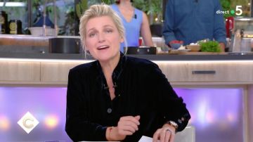 Le top en velours porté par Anne-Élisabeth Lemoine dans C à vous du 2 octobre 2018