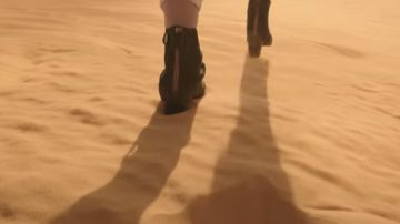 Las botas de tacón negro que lleva Mera (Amber Heard) en Aquaman