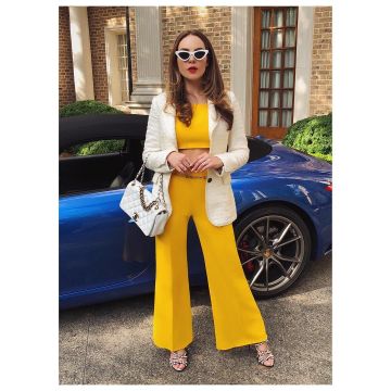 Los pantalones amarillos de Elizabeth Gillies para el rodaje de la temporada 2 de Dynasty en Instagram