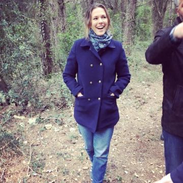 El abrigo azul que lleva Lorie en el bosque en su cuenta de Instagram (@loriepesterofficiel)