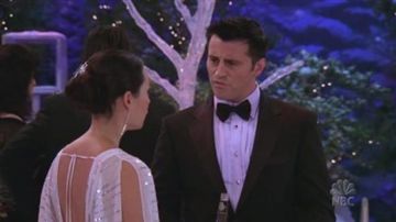 El vestido blanco que lleva Lauren Beck (Lucy Liu) en Joey S01E14