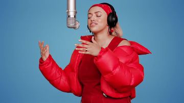 The down jacket red Mahalia in the video clip Sober - A Colors Show