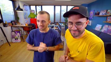 Le t-shirt bleu de Squeezie dans la vidéo YouTube "Notre réaction à McFly & Carlito (le seum en gros)"