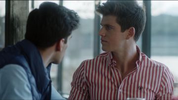 la chemise a rayures rouges et blanches de Guzmán (Miguel Bernardeau) dans Élite (S01E02)
