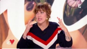 El suéter tricolor usado por Daphne Burki en el espectáculo Je t'aime etc... desde 27/10/17