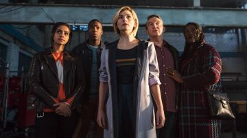 La veste longue de The Doctor (Jodie Whittaker) dans Doctor Who S11E01