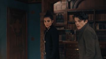 Le manteau long noir de Miriam Shepherd (Aiysha Hart) dans A Discovery of Witches S01E04