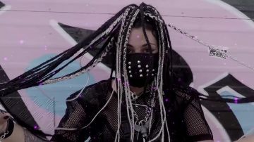 Le masque porté par Netti dans son video clip "HXRRXRMXVIE"