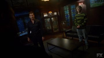 Suéter verde usado por Tate Langdon (Evan Peters) en el set de American Horror Story S08E06