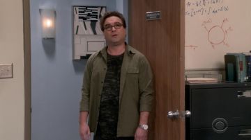 Le t-shirt camouflage de Leonard Hofstadter (Johnny Galecki) dans The Big Bang Theory S12E04