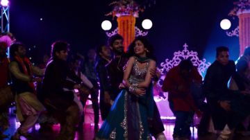 The dress worn by Kala Dandekar (Tina Desai) in Sense8 S01E02