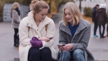 The gray coat worn by Noora Amalie Sætre (Josefine Frida Pettersen) in Skam S01E08