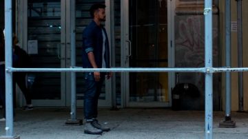 Zapatos de botas grises usados por Malcolm Ducasse (Eka Darville) como se ve en Jessica Jones S02E05 de Marvel