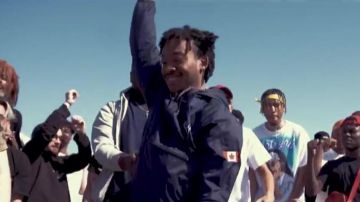 La veste avec écusson du Canada sur le bras porté par un figurant dans Le clip Saint Laurent de Mister V feat. Rowjay