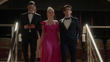 Vestido rosa de Carla (Ester Expósito) en Elite (S01E04)