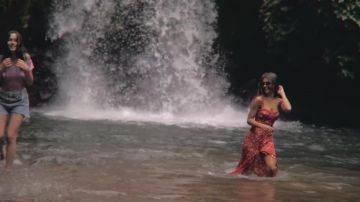 La robe rouge portée par Delietta Puecher dans le clip Super Martina de Lorenzo Fragola feat. Gazzelle