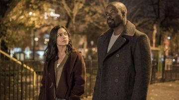 La gabardina de cuello de chimenea usada por Luke Cage (Mike Colter) en Luke Cage S01E07 de Marvel