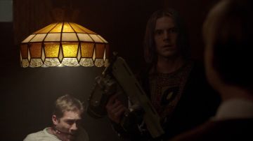 Suéter usado por Kai Anderson (Evan Peters) como se ve en American Horror Story Cult S07E04
