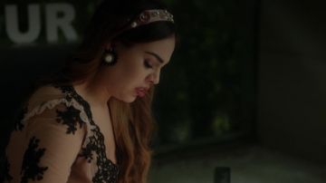 Body porté par Lu (Danna Paola) comme on le voit dans l'Élite S01E01