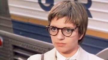 Les lunettes portées par Pookie Adams (Liza Minnelli) dans Le Stérile Coucou