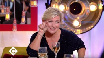 Le pull étoilé portée par Anne-Elisabeth Lemoine dans C à vous du 19 octobre 2018