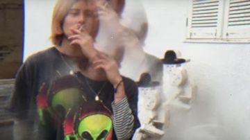 Le t-shirt Alien porté par Kohei Kamoto dans le clip Let It Sway de DYGL