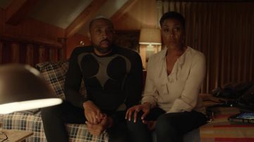 The t-shirt, long-sleeved, Black Lightning (Cress Williams) in Black Lightning S01E13
