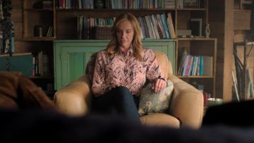 Camisa rosa estampada de Joy (Toni Collette) en Wanderlust S01E01