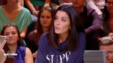 Le pull bleu "Super" porté par Jennifer dans L'émission Quotidien du mardi 16 octobre 2018