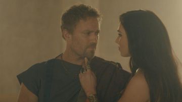 Le collier de Julius Caesar (Ditch Davey) dans Le règne de sang S02E04