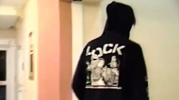 La sudadera con capucha negra 'LOCK' que lleva Lil Peep en su video musical cry alone
