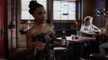 Top corsé de cuero usado por Veronica Fisher (Shanola Hampton) como se ve en el vestuario de la serie de televisión Shameless (T09E03)