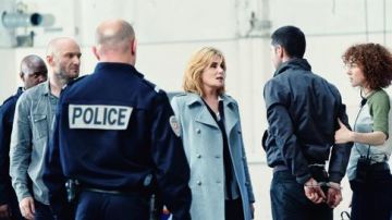 El abrigo caban azul claro que lleva Chloé Fisher (Emmanuelle Seigner) en Unsuspectable S01E09
