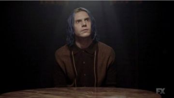 Polo usado por Kai Anderson (Evan Peters) como se ve en American Horror Story S08E01