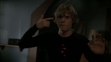 La sudadera LED negra usada por Tate Langdon (Evan Peters) en American Horror Story S01E06
