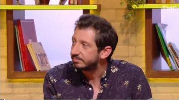 The short sleeve shirt worn by Mr. Octopus in Burger Quiz S02E17