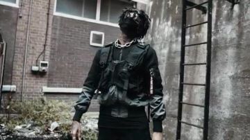 Chaleco negro usado por Scarlxrd como se ve enI NEED SPACE video musical