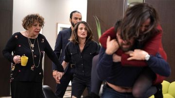 El suéter bordado negro usado por Arlette Azémar (Liliane Rovère) en Dix Pour Cent temporada 3