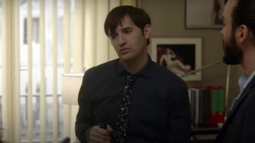 La corbata negra estampada usada por Hervé André-Jezak (Nicolas Maury) en Dix Pour Cent temporada 3