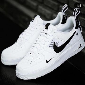 El par de zapatillas Nike blancas vistas en una publicación de Instagram @Rivped Spotern